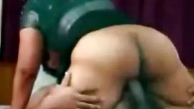 POVD Einweichen nasse Muschi RUTSCHT auf und ab auf RIESIGEN Schwanz oldieporno gratis