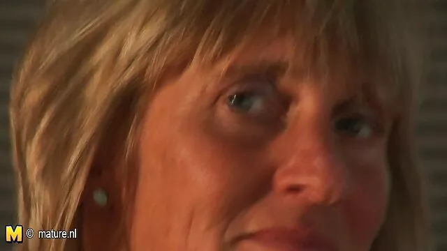 Schlanke junge Frau?necken Ihre glatte Fotze pornos mit frauen über 50