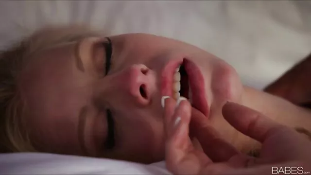 Busty Jacklyn masturbiert Ihre Muschi porno kostenlos reife frauen