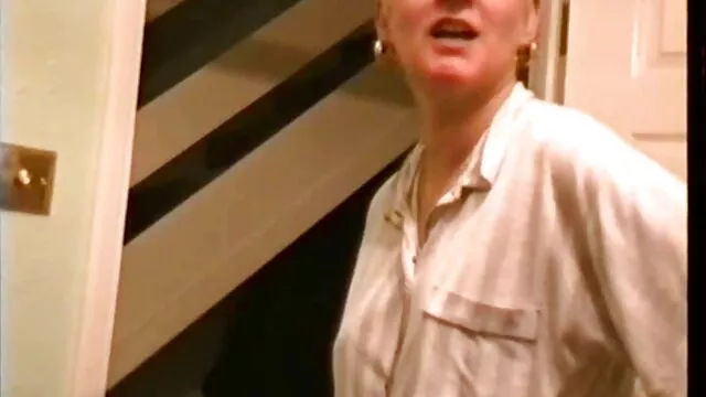 Geile chick Kelly fügt vibrator in reife schlampen porn Ihren Arsch