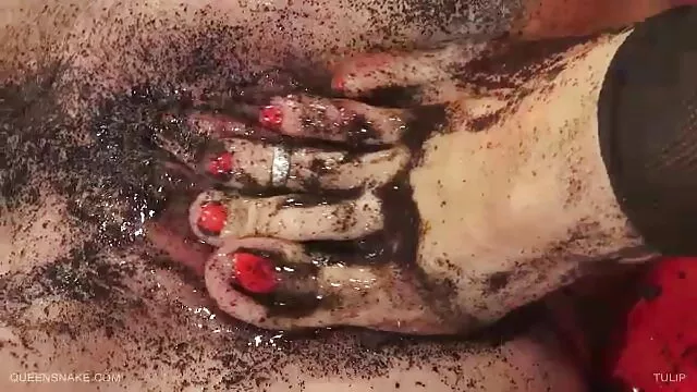 Er bohrt reife frauen porno video ihre zottelige alte Muschi