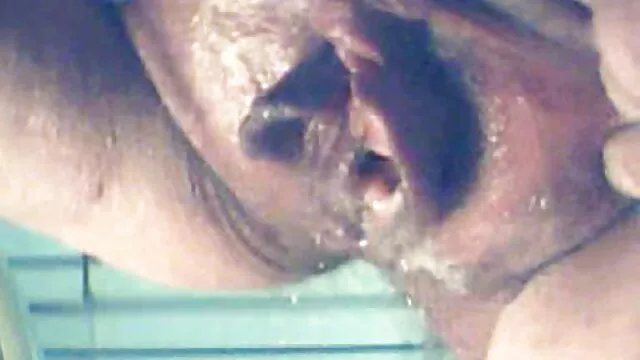 Wilde Shemale fügt Flasche in ihren reife frauen porno free Arsch ein