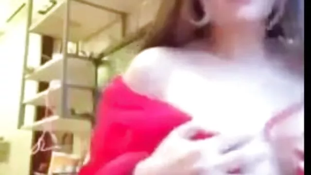 Schöne Frau, Aya Sakuraba, kümmert sich gut um reife frauen in pornos